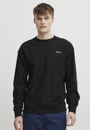 Zwarte sweatshirt met lange mouwen, een ronde halslijn, een voorzak en het "BLEND" logo in het wit. Gemaakt van zachte stof met een gladde textuur.