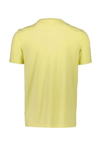 T-shirt giallo a maniche corte in cotone morbido, con scollatura rotonda e vestibilità rilassata. Design semplice, senza pattern o accenti visibili.