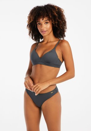 Bikini gris con textura de canalé, con un top triangular y tirantes ajustables, que presenta un acento dorado en la cinturilla de la parte inferior.