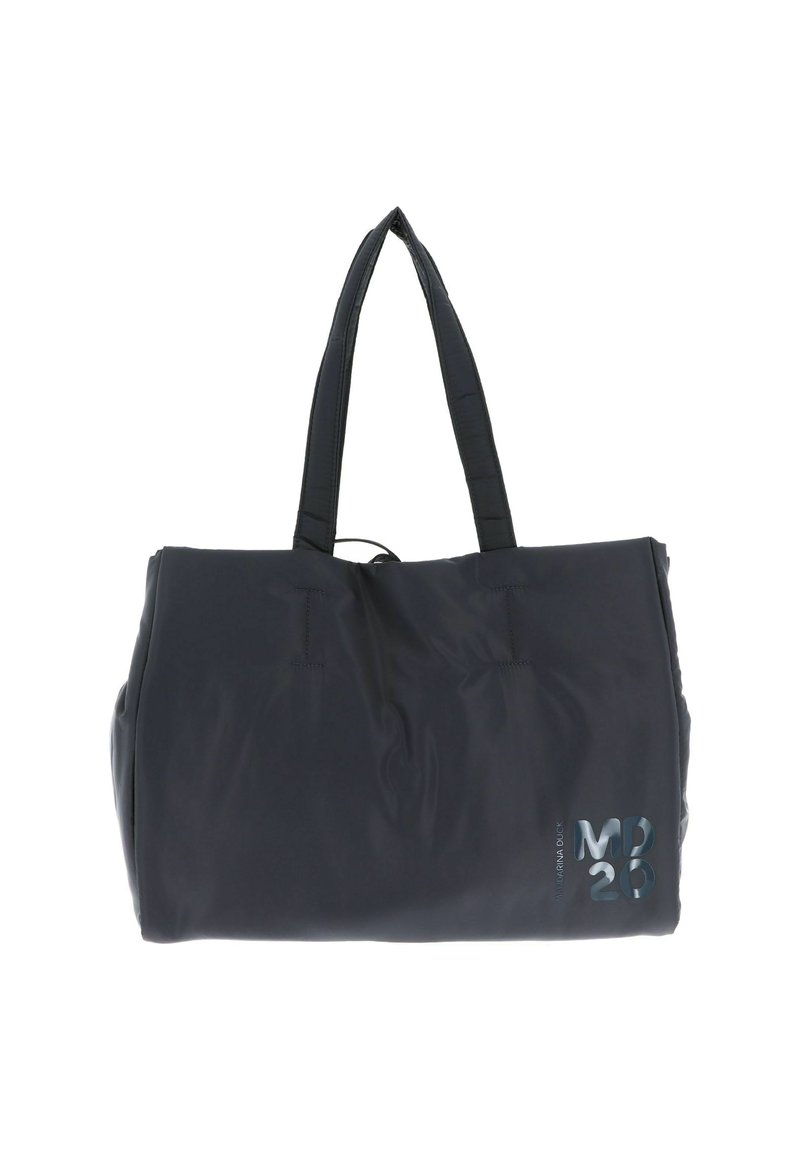 Sac fourre-tout noir en nylon avec deux poignées, une texture douce et un logo brillant sur le devant. Présente une forme rectangulaire spacieuse.