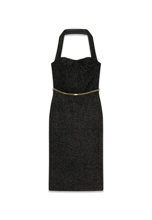 Schwarzes Midikleid mit Neckholder, glitzernder Textur und goldfarbenem Kettengürtel an der Taille, figurbetonte Silhouette.