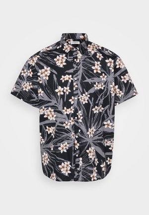 Kortærmet skjorte med knapper i sort med et blomstermotiv, der har hvide og orange blomster samt grå blade på et struktureret stof.