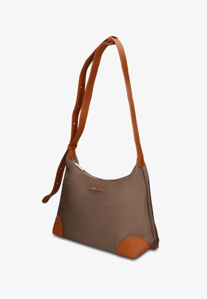 Bruine stoffen schoudertas met verstelbare lichtbruine leren riem en hoekdetails, voorzien van een bovenste rits en klein goudkleurig merklogo.