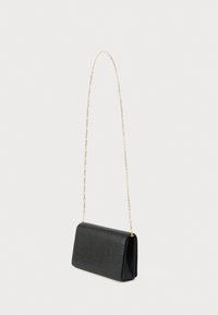 Μαύρο δερμάτινο clutch με ορθογώνιο σχήμα, με χρυσαφένιο αλυσίδα για λουρί. Λιτή υφή χωρίς σχέδια ή εμφανείς μεταλλικές λεπτομέρειες.