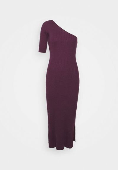 Vestido roxo canelado, de uma só alça, com silhueta ajustada, manga curta e uma fenda lateral na barra. Tecido tricotado texturizado.