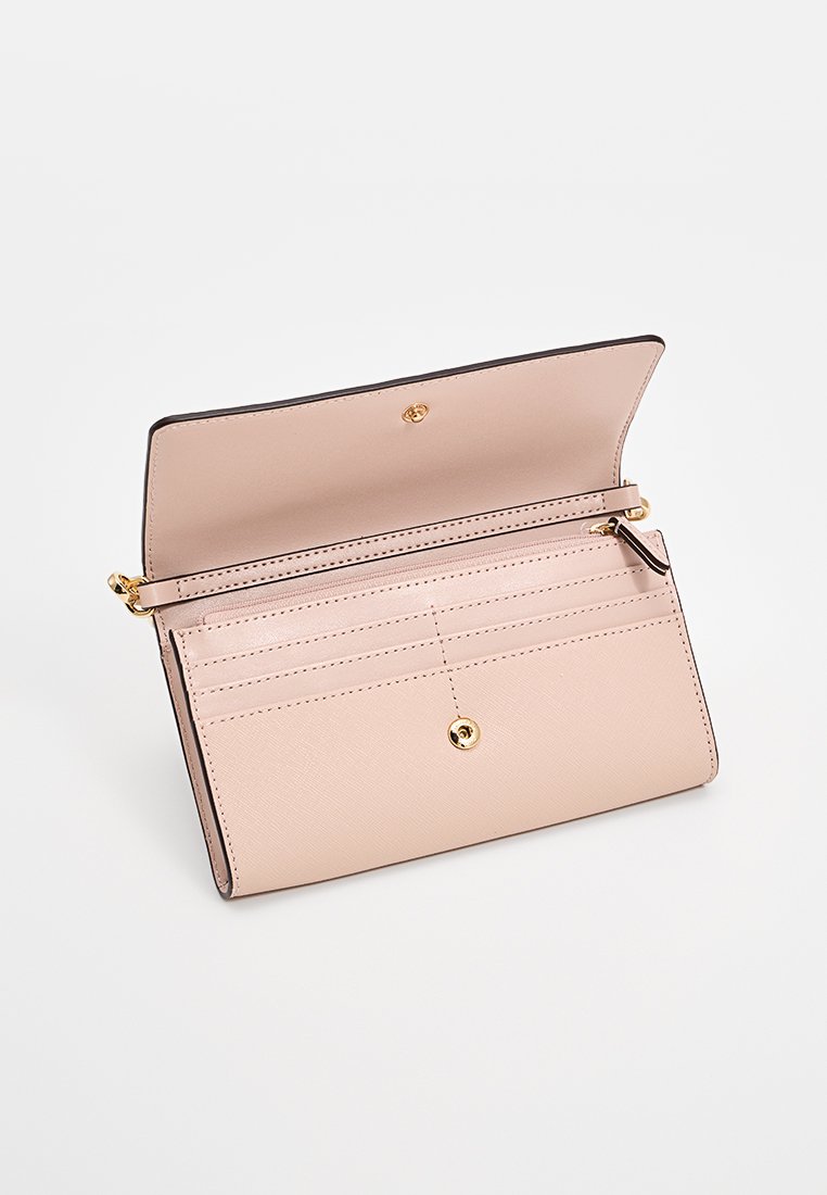 Portefeuille en cuir rose avec une finition texturée, doté d'un fermoir à pression doré, de fentes pour cartes à l'intérieur et d'un compartiment zippé pour les pièces.