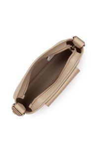 Sac à main beige texturé avec fermeture éclair, doté d'une doublure intérieure lisse. Les accents comprennent une bandoulière en cuir et des finitions métalliques.