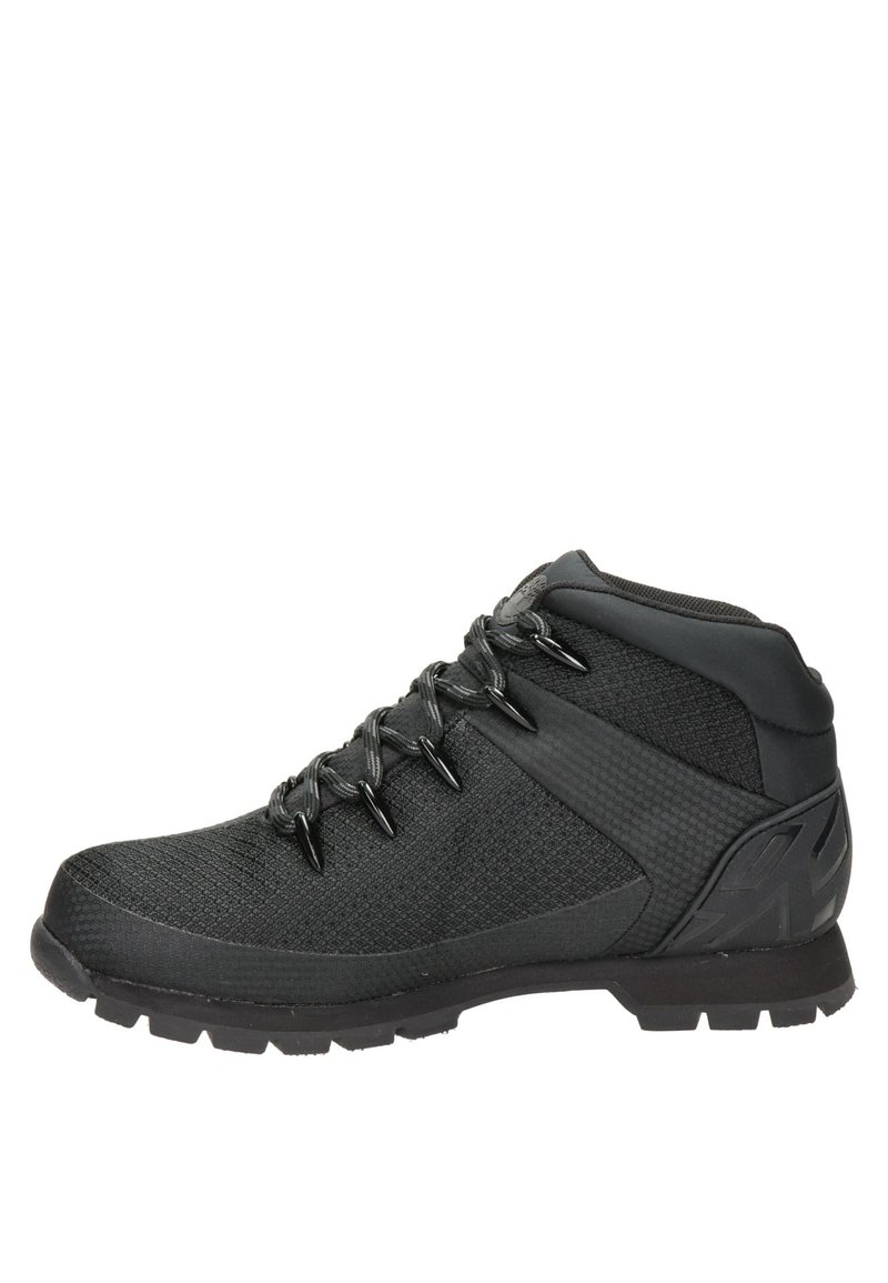 Zapatilla deportiva de caña alta en color negro que cuenta con un upper texturizado, cordones resistentes, suela de goma con tracción y talón reforzado para soporte.
