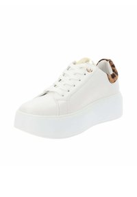 Sneaker en cuir blanc avec un bout rond, une semelle plate et un laçage à l'avant. Accent en imprimé animal sur le talon arrière. Surface texturée avec un minimum de détails.