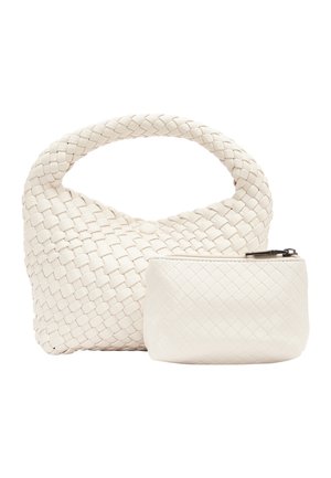 Petit sac à main blanc tissé avec poignée arrondie et petite pochette assortie zippée placée devant sur fond blanc.