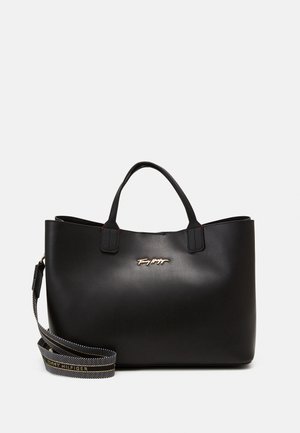 Borsa a tote in pelle nera con doppi manici, dotata di una tracolla a strisce rimovibile e dettagli in oro con il logo sul davanti. Texture liscia.