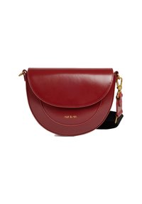 Borsa a tracolla rossa in pelle con pattina curva, logo dorato e tracolla regolabile. Texture morbida con finiture dorate e tracolla nera a contrasto.