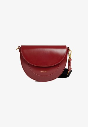 Červená kožená crossbody taška s zakriveným klapkom, zlatým logom a nastaviteľným popruhom. Hladká textúra so zlatými kovovými prvkami a kontrastným čiernym popruhom.
