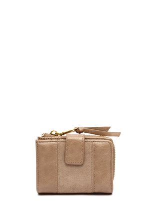 Portafoglio compatto in pelle beige con pannelli cuciti, chiusura frontale a scatto e cerniera superiore con linguetta in pelle coordinata.