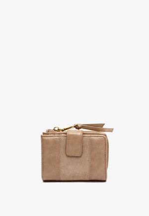 Kompakt beige læderpung med syninger, frontlåseknap og en øverste lynlås med en matchende lædertræk.