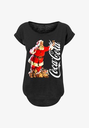 Santa Claus hält eine Coca-Cola-Flasche in der Hand, neben ihm steht ein Sack voller Geschenke, und daneben befindet sich der große weiße Coca-Cola-Schriftzug auf einem schwarzen Shirt.