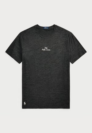 T-shirt a maniche corte grigio scuro con scollo rotondo, con piccolo testo bianco "Polo Ralph Lauren" sul petto e logo bianco del giocatore di polo vicino all'orlo inferiore sinistro.