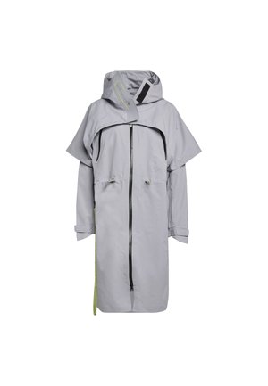 Impermeable largo gris claro con capucha, detalle de media capa, cremallera frontal, cintura con cordón y puños con correas.