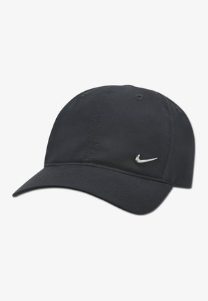 Čierna šiltovka s zakriveným šiltom, vyrobená z hladkej látky. Na prednej strane sa nachádza malý strieborný znak Nike swoosh.