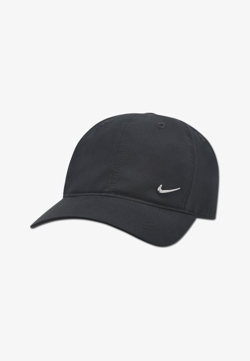 Cappellino da baseball nero con visiera curva, realizzato in tessuto liscio. Presenta un piccolo logo Nike a forma di swoosh argentato sul davanti.