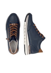 Paire de baskets bleu marine avec lacets marron et fermeture éclair latérale, semelle blanche et noire, et languette marron au talon, présentées en vue de dessus et de côté.