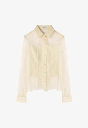 Blusa de encaje en amarillo claro con cuello clásico, botones al frente y mangas largas con puños sólidos. Detalles de un intrincado patrón de encaje.
