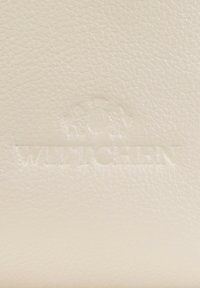 Bílá kůže s hladkou texturou, ozdobená vyraženým logem a znakem. Minimalistický a elegantní vzhled.