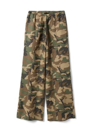 Pantalones de camuflaje de corte holgado con cintura elástica y detalles de costuras visibles, en tonos verdes, marrones y beige.