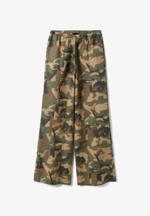 Pantaloni camouflage a vestibilità ampia con vita elasticizzata e dettagli di cuciture visibili, in tonalità verde, marrone e beige.