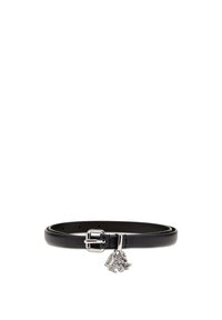 Cintura in pelle nera con fibbia in tono argento e charm metallici decorativi. La cintura ha fori per una regolazione della misura.