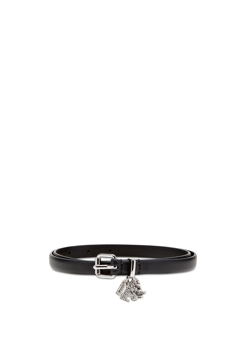 Cintura in pelle nera con fibbia in tono argento e charm metallici decorativi. La cintura ha fori per una regolazione della misura.