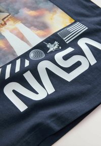 Next NASA LICENSE SHORT SLEEVE - Apdrukāts T-krekls - navy blue