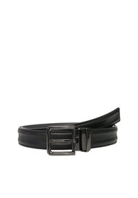 Cintura in pelle nera con una fibbia argentata lucida, texture liscia e nome del brand impresso lungo la cintura, progettata per un aspetto formale.