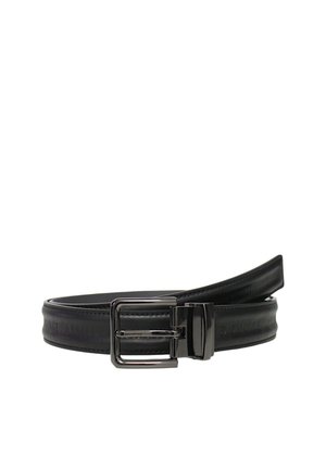 Cintura in pelle nera con una fibbia argentata lucida, texture liscia e nome del brand impresso lungo la cintura, progettata per un aspetto formale.