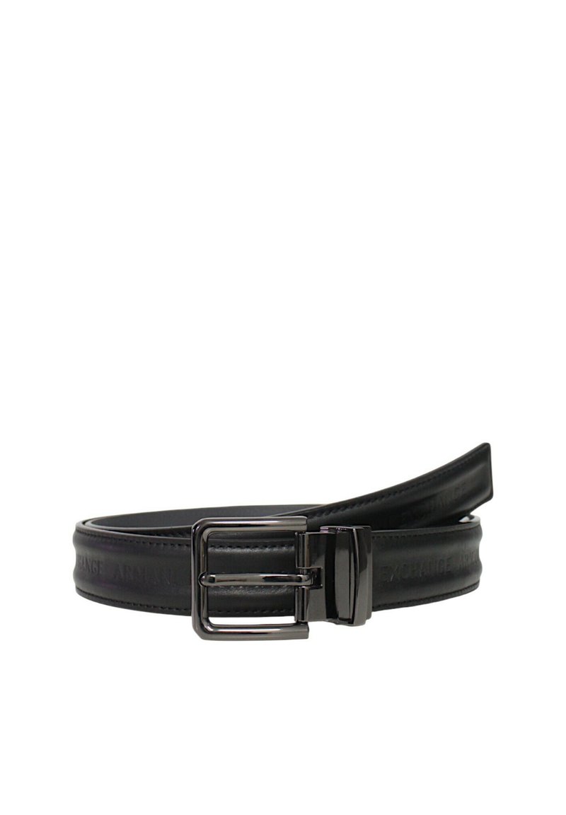 Cintura in pelle nera con una fibbia argentata lucida, texture liscia e nome del brand impresso lungo la cintura, progettata per un aspetto formale.
