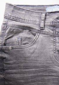 Grijze denim jeans met een soepele textuur, gestructureerde tailleband, stuurzakdetails en zichtbare stiksels. Label zichtbaar aan de bovenkant.