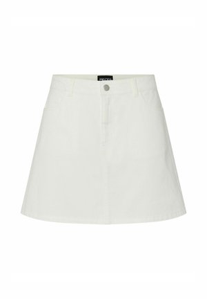 Jupe en denim blanche forme trapèze avec bouton sur le devant et passants de ceinture, avec deux poches latérales et une étiquette de marque à la taille.