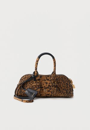 Τσάντα χειρός με λεοπάρ σχέδιο, διπλές λαβές, μαύρη δερμάτινη ετικέτα, χρυσά μεταλλικά στοιχεία και ένα μικρό λουκέτο στο φερμουάρ.