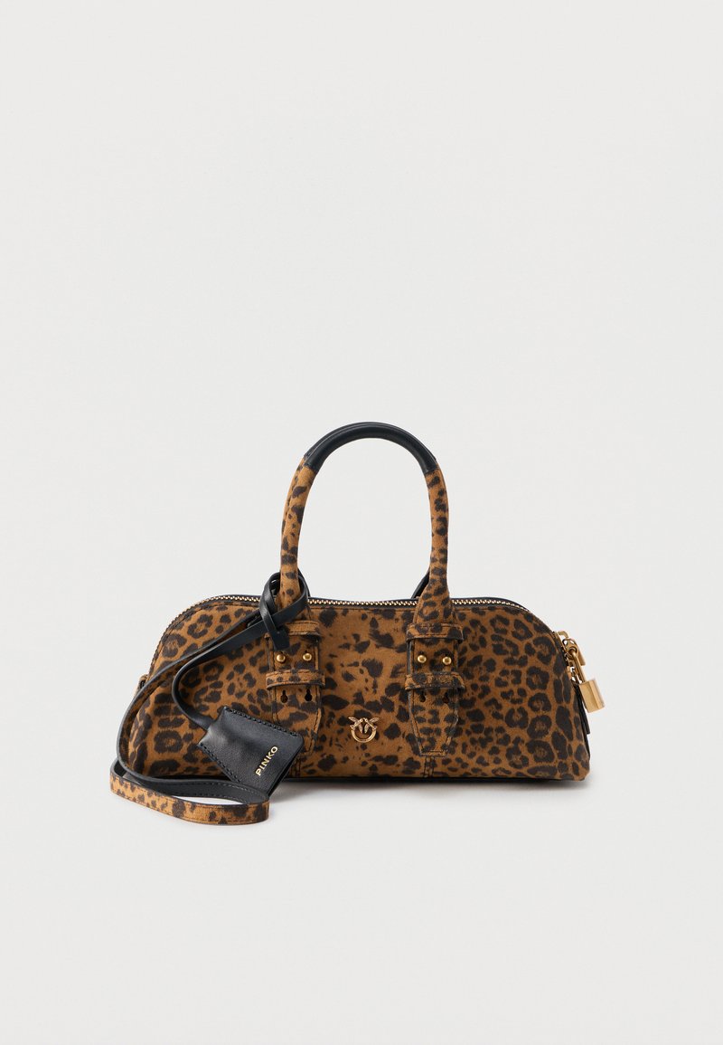Τσάντα χειρός με λεοπάρ σχέδιο, διπλές λαβές, μαύρη δερμάτινη ετικέτα, χρυσά μεταλλικά στοιχεία και ένα μικρό λουκέτο στο φερμουάρ.