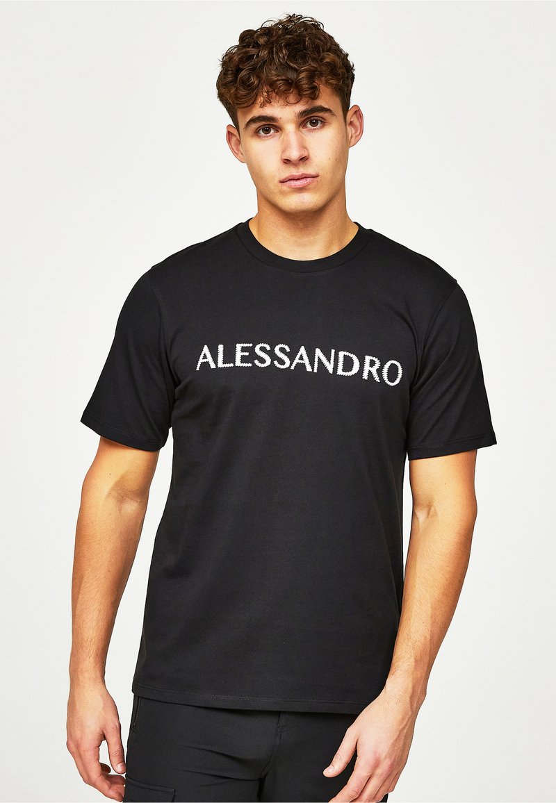 Musta puuvillapaita, jossa on sana "ALESSANDRO" valkoisella tekstillä rinnassa. Lyhyet hihat ja pyöreä kaula-aukko. Sileä pinta.