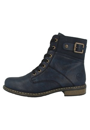 Navy blauwe enkelboot van gestructureerd leer, met een veter-sluiting aan de voorkant, een decoratieve gesp, en een lage gestapelde hak met contrasterende stiksels.