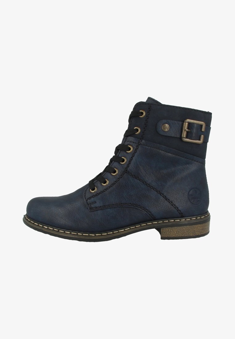 Bottines bleu marine en cuir texturé, avec un laçage à l'avant, une boucle décorative et un petit talon empilé avec des coutures contrastées.
