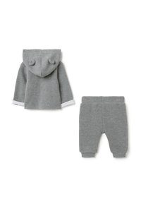 Grijs gebreid babyset met een kapjack met oortjes en contrasterende manchetten, gecombineerd met bijpassende broeken.