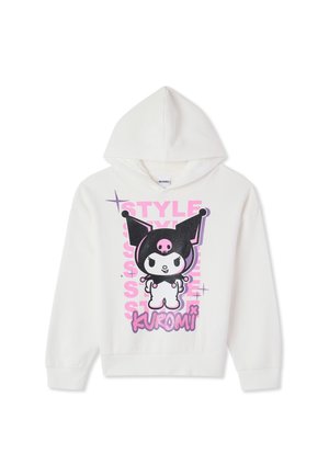 Bambino che indossa una felpa con cappuccio bianca Kuromi e pantaloni grigi con stampe del personaggio Kuromi, in piedi davanti a uno sfondo semplice.
