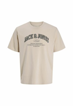 Beżowy T-shirt z krótkim rękawem i okrągłym dekoltem z czarnym napisem "JACK & JONES Denim Creative Department Established in Nineteen Ninety."