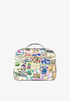 Trousse de maquillage rectangulaire avec poignée, fermeture éclair et collage coloré de timbres vintage, oiseaux, plantes et texte sur surface en tissu.