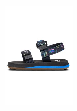 Sort og blå sandal med justerbare farverige stropper og en tekstureret brun sål, vist fra siden på en hvid baggrund.