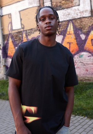TRAE TEE - Marškinėliai su spaudiniu - black