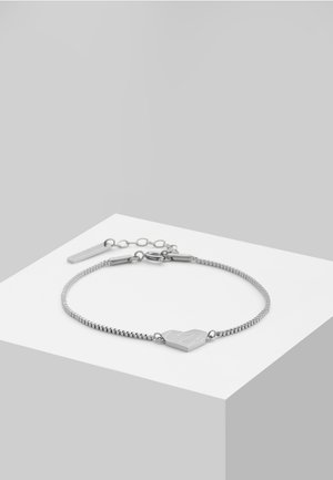 Zilveren armband met een platte hartbedel met geometrische details, verbonden door een flexibele ketting, met een karabijnsluiting en een verlengstuk.