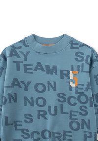 Blaues Sweatshirt mit einem sich wiederholenden Textmuster in dunklerem Blau, mit einem grafischen "5" in Orange, Weiß und blauen Akzenten. Rundhalsausschnitt.